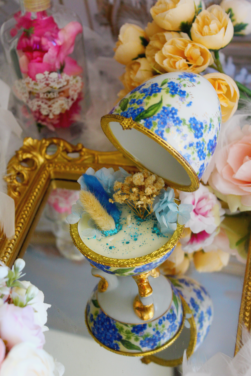 Bougie oeuf décoratif Le Secret des Myosotis parfum explosion de fleurs