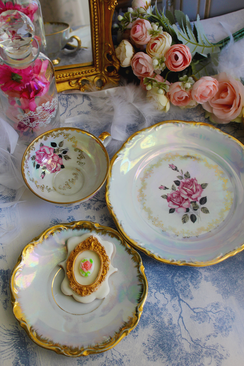 Trio de porcelaine tea time L’Éclat des Roses Nacrées