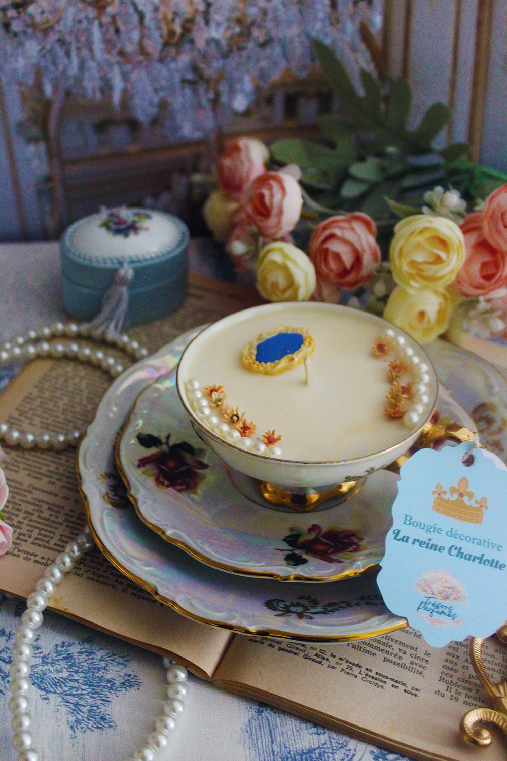 Bougie décorative trio de porcelaine La reine Charlotte parfum rose et vanille