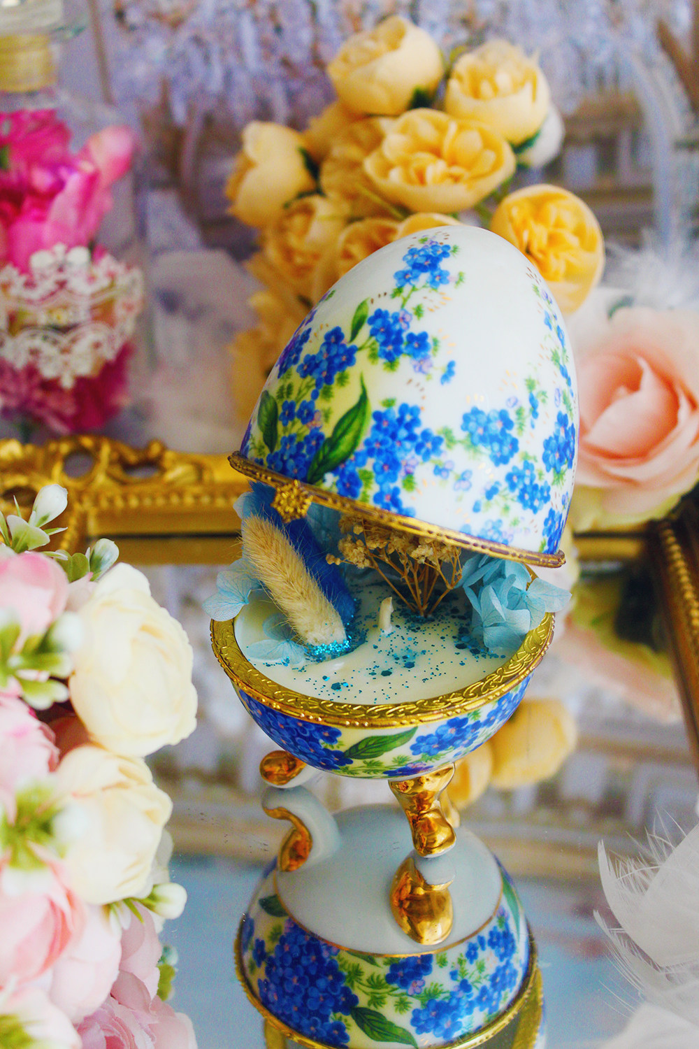 Bougie oeuf décoratif Le Secret des Myosotis parfum explosion de fleurs