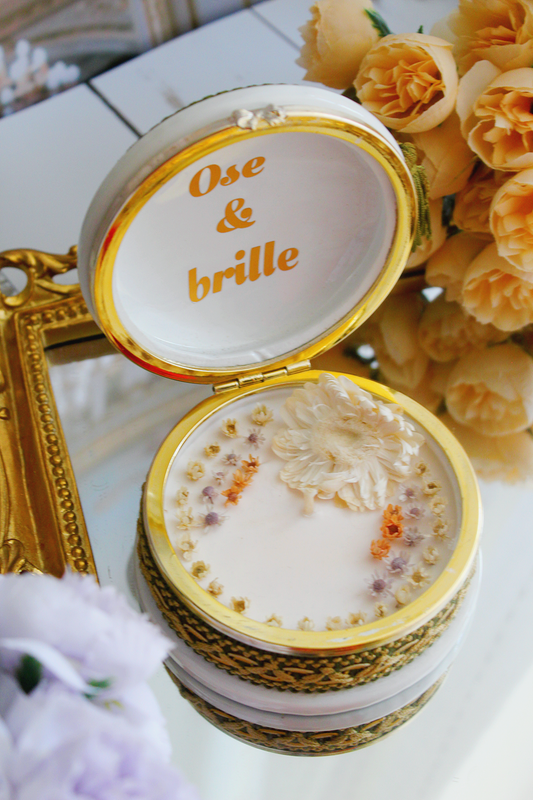 Bougie décorative dans un coffret à bijoux personnalisée ose et brille parfum poudre de bébé