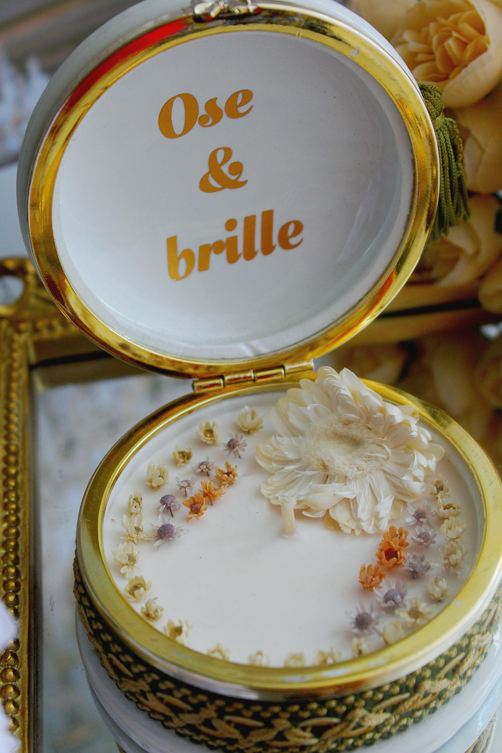 Bougie décorative dans un coffret à bijoux personnalisée ose et brille parfum poudre de bébé