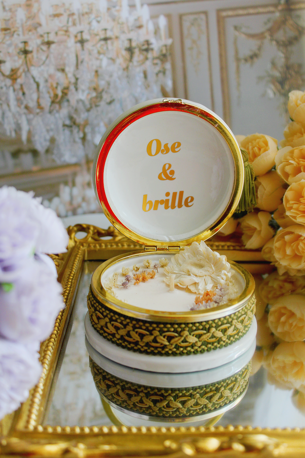 Bougie décorative dans un coffret à bijoux personnalisée ose et brille parfum poudre de bébé