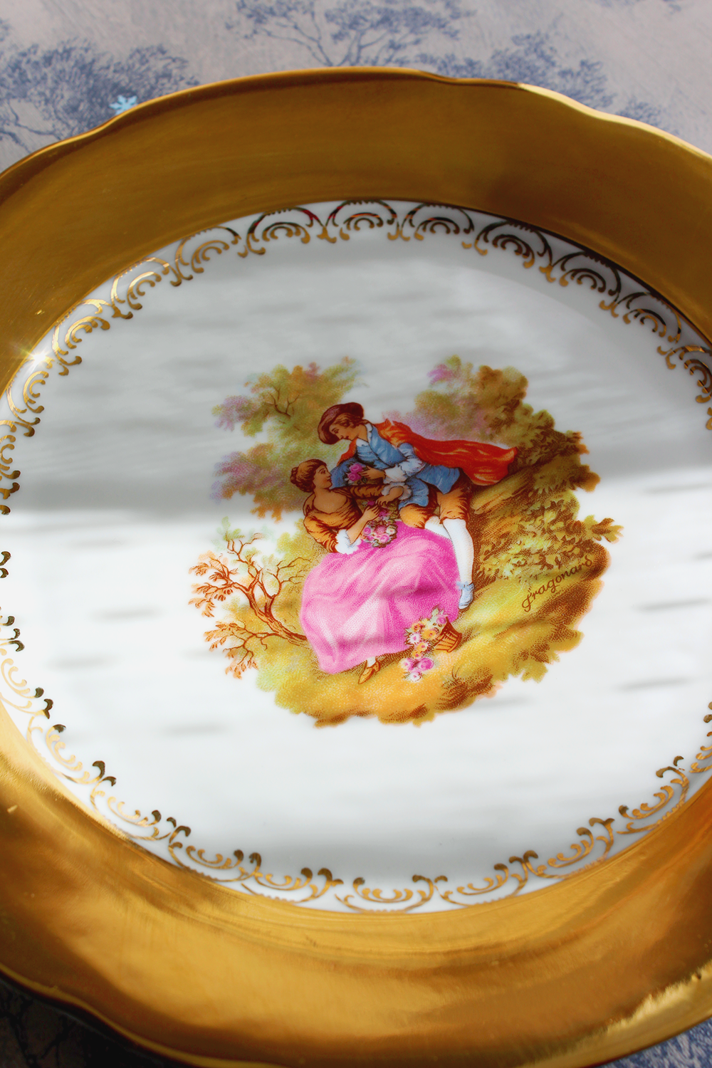 L'Éclat de Bavière : Assiette de Collection "Scène Galante"