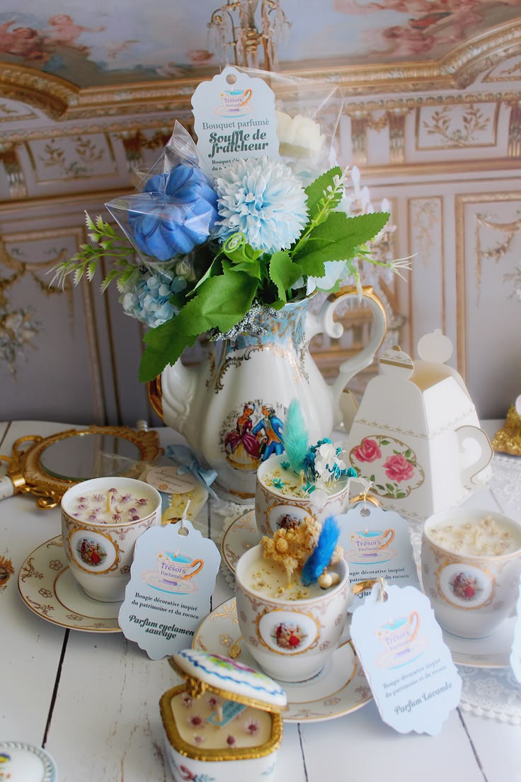Collection "Souffle d'antan" service à café non signé transformé en bougie unique - assortiment de parfum fleuri et frais