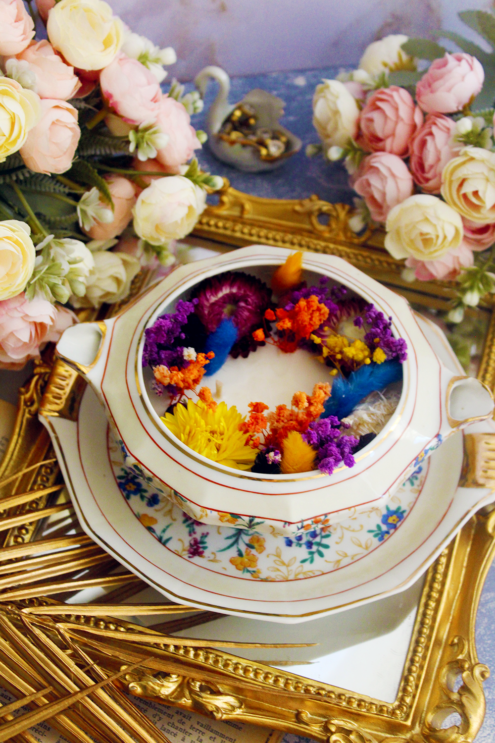 Bougie décorative L'Écrin Fleuri parfum cyclamen sauvage