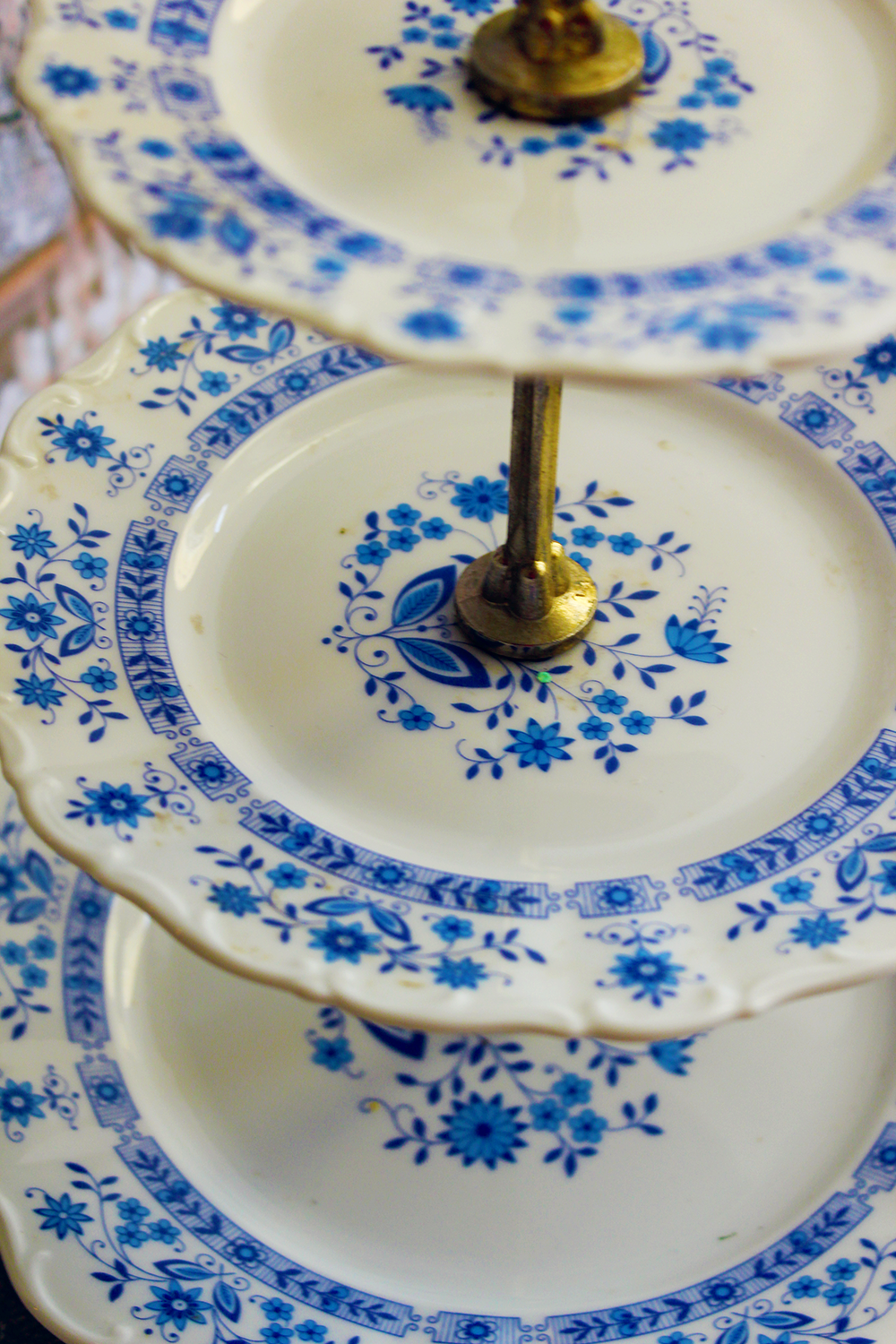 Présentoir à gâteaux 3 étages en porcelaine de Bavière