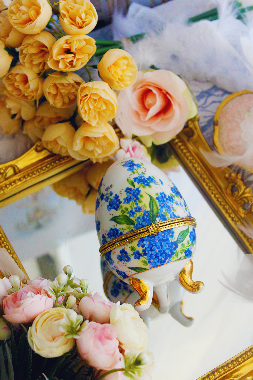 Bougie oeuf décoratif Le Secret des Myosotis parfum explosion de fleurs