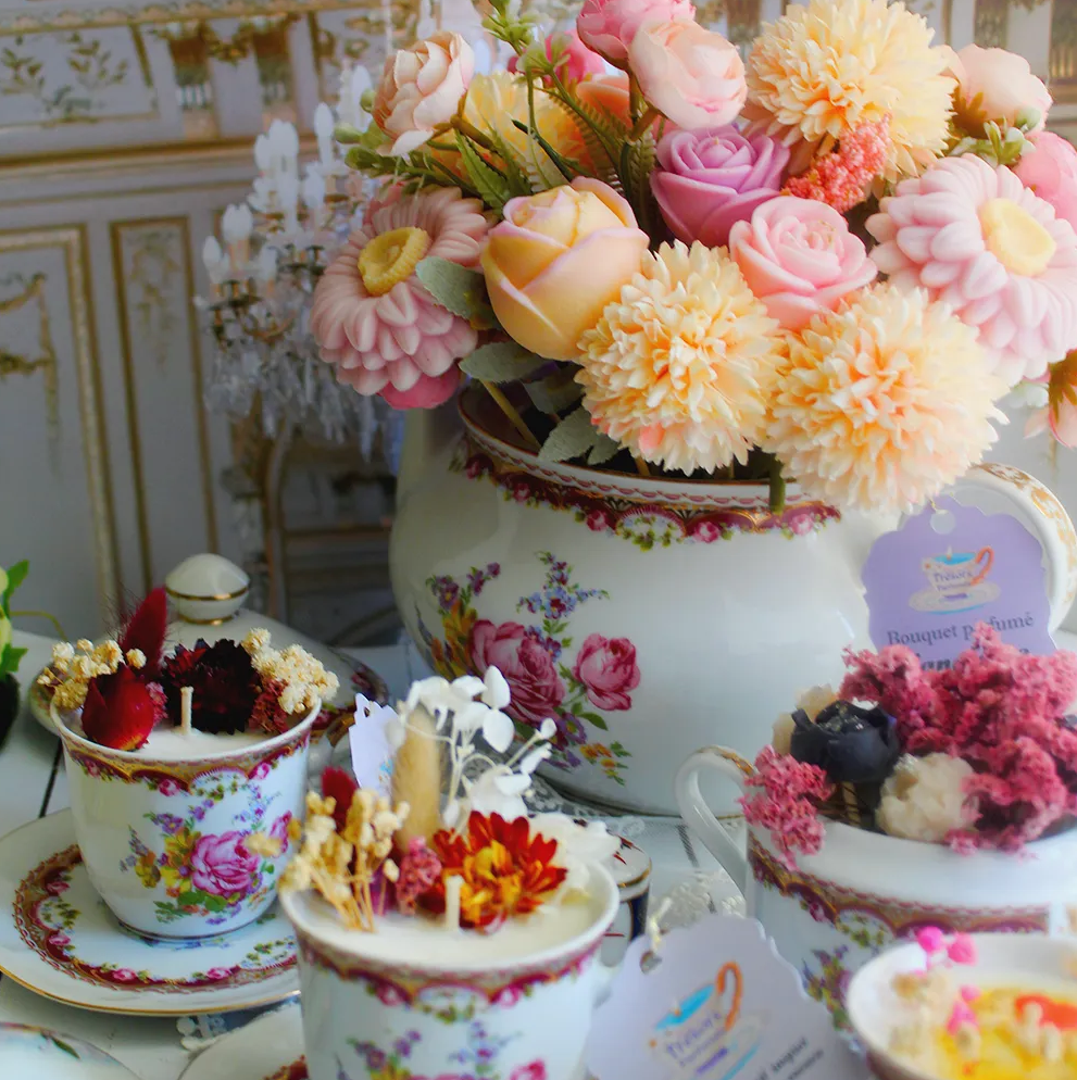 Collection "L'anglaise" service à chocolat non signé transformé en bougie unique - assortiment de parfums fleuris & fruités