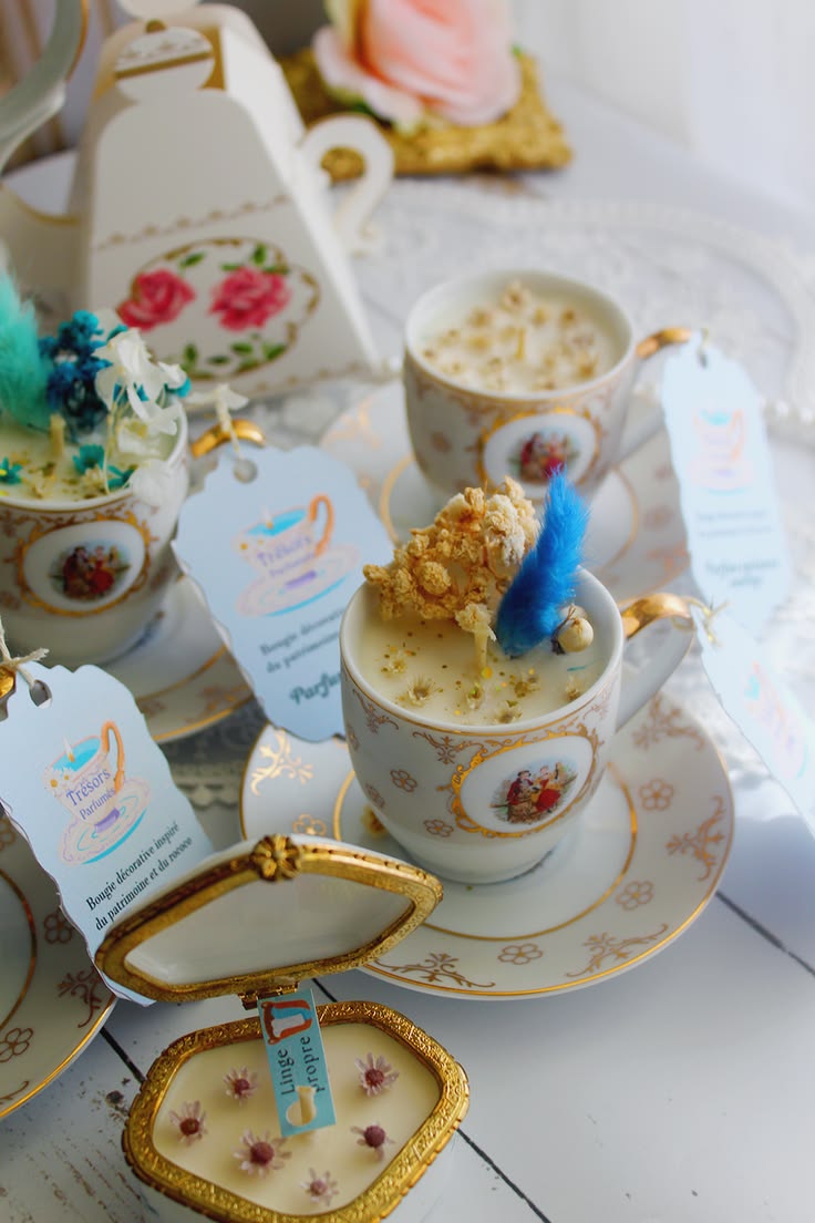 Collection "Souffle d'antan" service à café non signé transformé en bougie unique - assortiment de parfum fleuri et frais