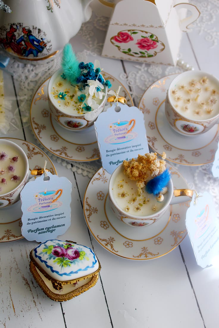 Collection "Souffle d'antan" service à café non signé transformé en bougie unique - assortiment de parfum fleuri et frais