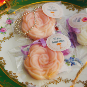 Suspensions parfumées en forme de rose avec rubans – Trésors Parfumés