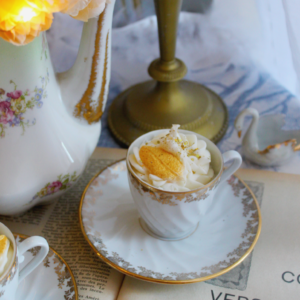 La Gourmandise de la Princesse – Bougie chantilly en porcelaine ancienne
