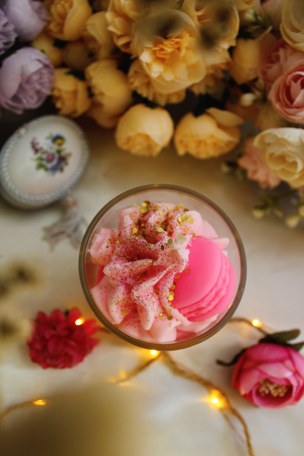 Le macaron à la rose– bougie chantilly parfumée – Image 2